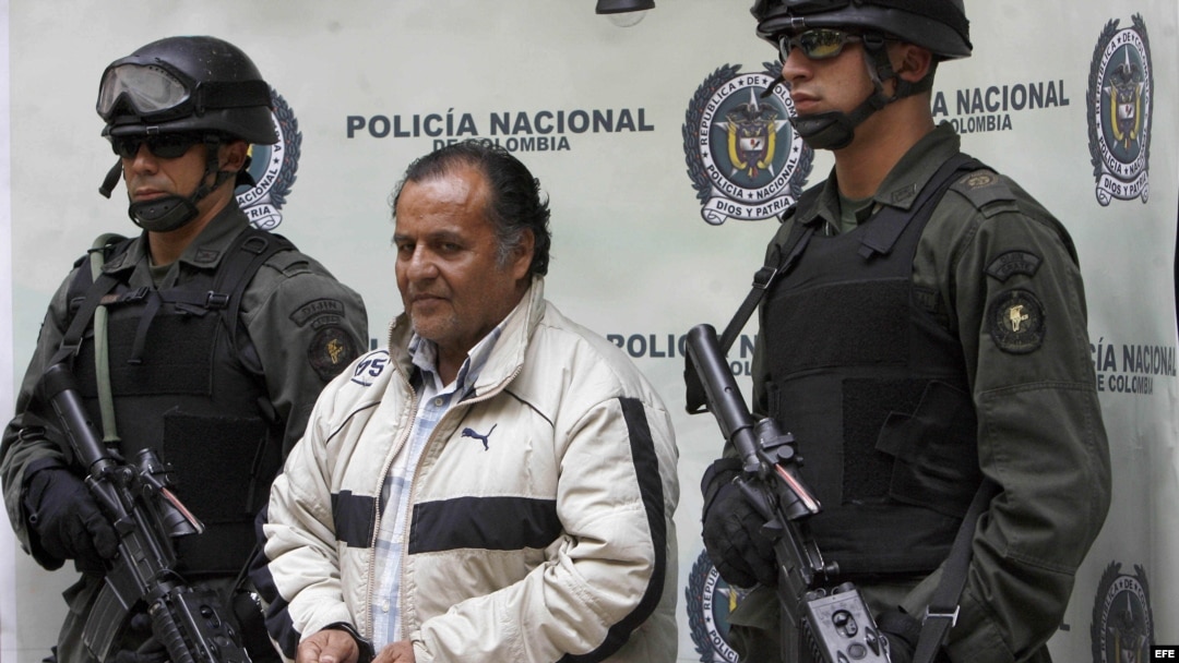 Archivo - Efectivos de la policía colombiana escoltan a Hely Mejía Mendoza (c), destacado cabecilla de las FARC conocido con el alias de 'Martín Sombra', quien fuera capturado en el departamento de Boyacá y presentado hoy, 26 de febrero de 2008, en Bogotá