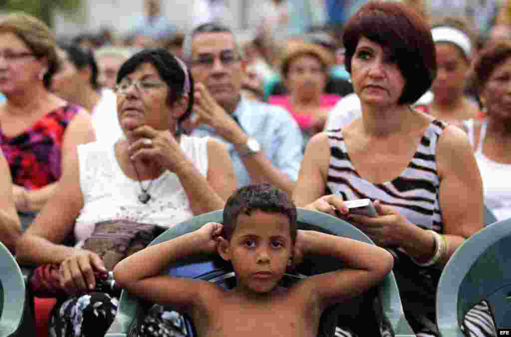 Decenas de personas asisten a una oración por la paz en La Habana.