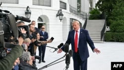 El presidente Donald Trump habla a los periodistas en el Jardín Sur de la Casa Blanca en Washington D. C., el 26 de septiembre de 2026.  Alex WROBLEWSKI / AFP