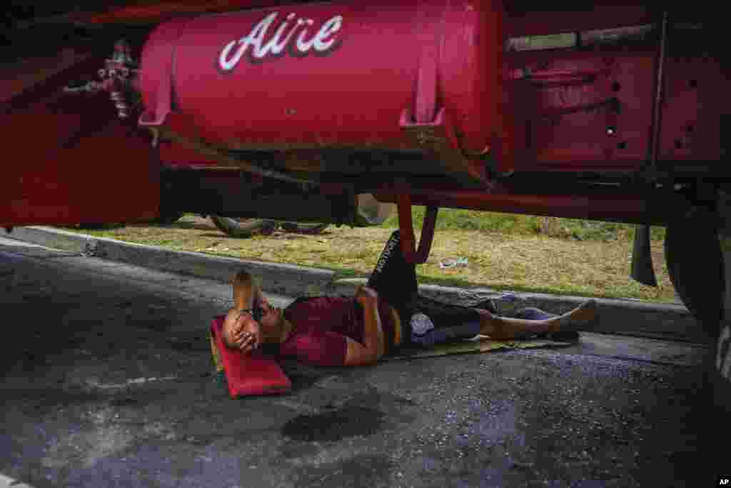 Un chofer descansa mientras espera en una cola de combustible, en Guanajay