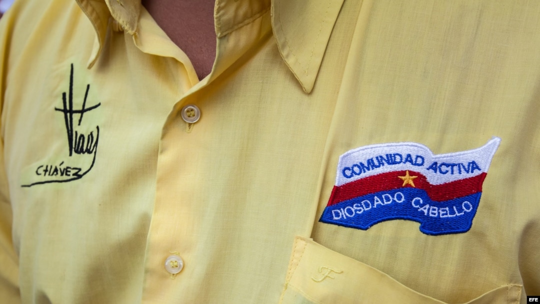 Una persona viste una camisa en apoyo al presidente del Parlamento venezolano, Diosdado Cabello, frente a la fiscalía de Venezuela en Caracas (Venezuela). 