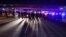Policías forman en fila para enfrentarse a los violentos manifestantes.