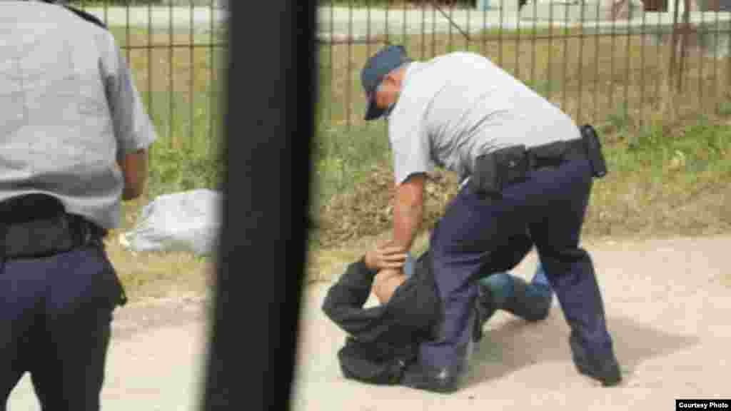 El activista Luis E. Santos&nbsp; arrestado cuando se dispon&iacute;an a realizar una marcha por las calles del poblado. Fue liberado horas despu&eacute;s.