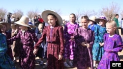  Niños menonitas permanecen en una de sus comunidades de Chihuahua (México). 