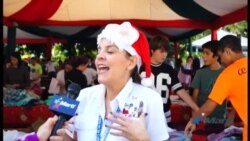 Venezolanos se disfrazan de Santa Claus para regalar felicidad a sus compatriotas