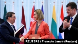 Bruno Rodríguez, saluda a la entonces jefa de política exterior de la UE, Federica Mogherini, junto al ministro de Relaciones Exteriores de Eslovaquia, Miroslav Lajcak, luego de firmar un Acuerdo de Diálogo Político y Cooperación UE-Cuba en Bruselas.