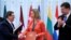 Bruno Rodríguez, saluda a la entonces jefa de política exterior de la UE, Federica Mogherini, junto al ministro de Relaciones Exteriores de Eslovaquia, Miroslav Lajcak, luego de firmar un Acuerdo de Diálogo Político y Cooperación UE-Cuba en Bruselas.