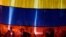 La silueta de tres activistas en una bandera de Venezuela.