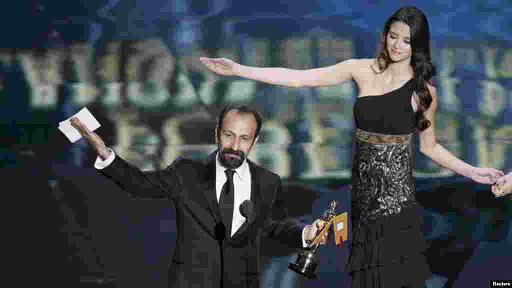 Estados Unidos - Asghar Farhadi, director del filme irani "A Separation" recibe la estatuilla por el Mejor filme extranjero en el aniversario 84 del Oscar la noche del 26 de febrero en Los Angeles, California 
