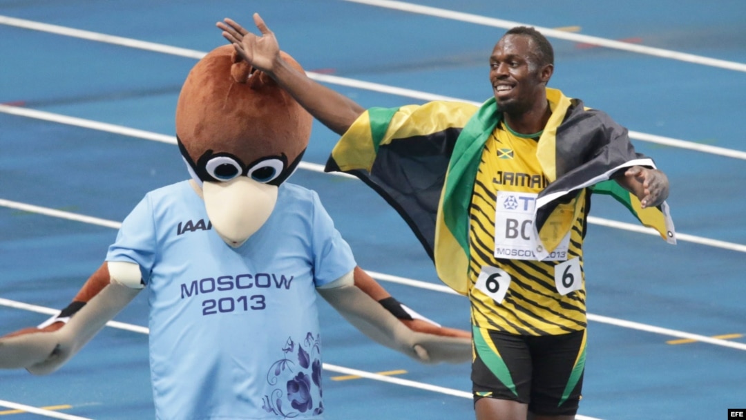Usain Bolt de Jamaica celebra el triunfo en la final de 100 metros en Moscú. 