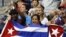 Aficionados de Cuba celebran la victoria de su equipo femenino de baloncesto ante Argentina tras un partido preliminar el jueves 16 de julio.