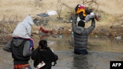 Migrantes cruzan el Río Grande, entre México y Estados Unidos, el 2 de enero de 2024. (AFP/Herika Martínez).