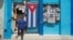 Una tienda dentro de una vivienda vende banderitas cubanas a los turistas. EFE