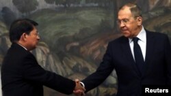 El canciller ruso Serguéi Lavrov saluda al canciller de Nicaragua, Denis Moncada, el 30 de marzo de 2023 en Moscú. (Maxim Shipenkov/Pool via REUTERS).