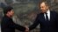El canciller ruso Serguéi Lavrov saluda al canciller de Nicaragua, Denis Moncada, el 30 de marzo de 2023 en Moscú. (Maxim Shipenkov/Pool via REUTERS).