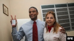 Fotografía de archivo del disidente cubano Oscar Elías Biscet, junto a su esposa Elsa Morejón. EFE/Rolando Pujol