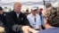 El presidente Donald Trump y la primera dama repartieron botellas de agua a los damnificados por Michael en Lynn Haven, Florida.