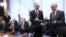 El primer ministro de Ucrania, Arseniy Yatsenyuk (c), intercambia documentos con el presidente del Consejo Europeo, Herman Van Rompuy (d) durante el encuentro con los jefes de Estado y de Gobierno de la Unión Europea (UE), en Bruselas (Bélgica).