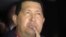 En esta foto de archivo Chávez habla a los medios luego de uno de sus viajes a Cuba