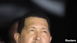 En esta foto de archivo Chávez habla a los medios luego de uno de sus viajes a Cuba