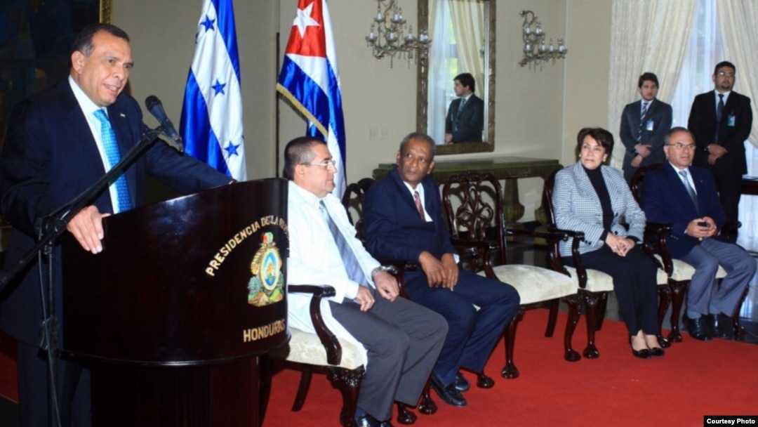 Presidente Porfirio Lobo con médicos cubanos.