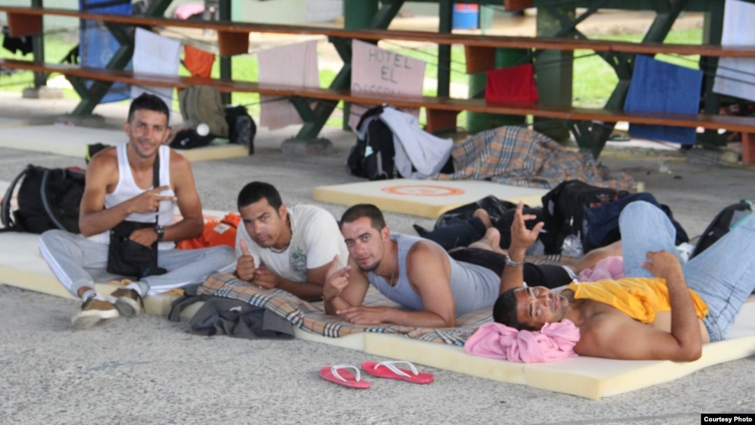 Cubanos en un albergue habilitado por el Gobierno de Costa Rica. Foto: "Prensa Libre".