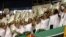 Médicos cubanos recién graduados muestran sus diplomas durante la creación de un contingente internacional.