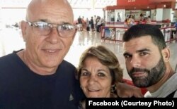 Alain Rodríguez y sus padres, oriundos de Ciego de Ávila.