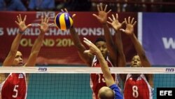 Jugadores cubanos de voleibol en plena acción.
Foto de archivo.