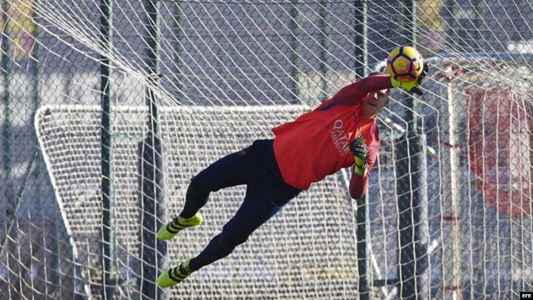 El portero del FC Barcelona Ter Stegen se ejercita durante el entrenamiento de esta mañana en la Ciudad Deportiva Joan Gamper de Sant Joan Despí (Barcelona).