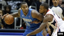 El jugador de Magic Glen Davis (i) es marcado por Paul Millsap (d), de Hawks. 