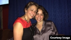 Adys Lastres Morera (izquierda), hermana de la general de brigada Ania Guillermina Lastres Morera, jefe de GAESA.