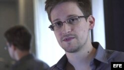 Imagen de vídeo cortesía del diario británico "The Guardian" fechada el 10 junio 2013 que muestra al exempleado de la CIA Edward Snowden durante una entrevista exclusiva con los periodistas de "The Guardian" 