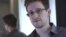 Imagen de vídeo cortesía del diario británico "The Guardian" fechada el 10 junio 2013 que muestra al exempleado de la CIA Edward Snowden durante una entrevista exclusiva con los periodistas de "The Guardian" 