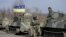 Tropas ucranianas con piezas de artillería, durante la retirada de armamento pesado cerca de Vasiukovka, Donetsk (Ucrania).