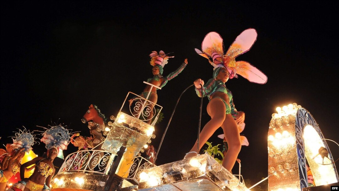 Celebración de los Carnavales de Santiago de Cuba en julio de 2008. EFE/Alejandro Ernesto
