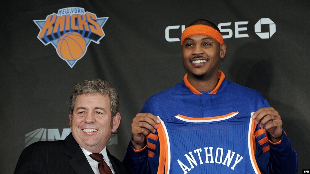 El jugador de baloncesto Carmelo Anthony (d) posa con el director del Madison Square Garden, James Dolan (i), en foto de archivo