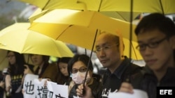 Simpatizantes del movimiento Occupy Central concentrados ante la Comisaría Central de la Policía en Sheung Wan, Hong Kong.