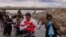 Yusniel, un cubano de 34 años y su esposa Yanara, de 30 años, fueron fotografiados mientras cruzaban la frontera de México y EEUU con su bebé de diez días de nacido, atravesando el río Grande en Eagle Pass, Texas, el 6 de octubre de 2023.