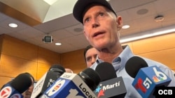 El senador Rick Scott en conferencia de prensa.