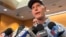 El senador Rick Scott en conferencia de prensa.