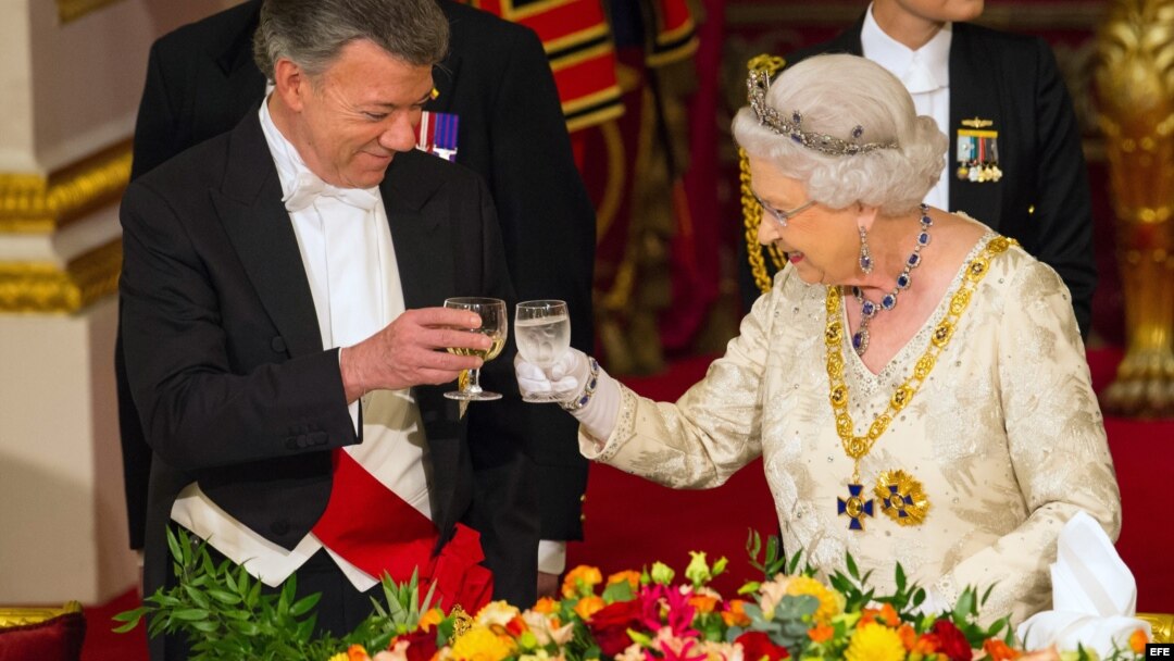 El presidente de Colombia, Juan Manuel Santos (i), brinda con la reina Isabel II durante un banquete de estado en el Palacio de Buckingham. (Archivo)