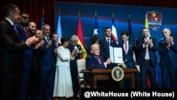 El presidente Donald J. Trump, junto a líderes de América Latina, firma una proclamación en Miami, comprometiéndose a desmantelar los cárteles y organizaciones terroristas que operan en el hemisferio.