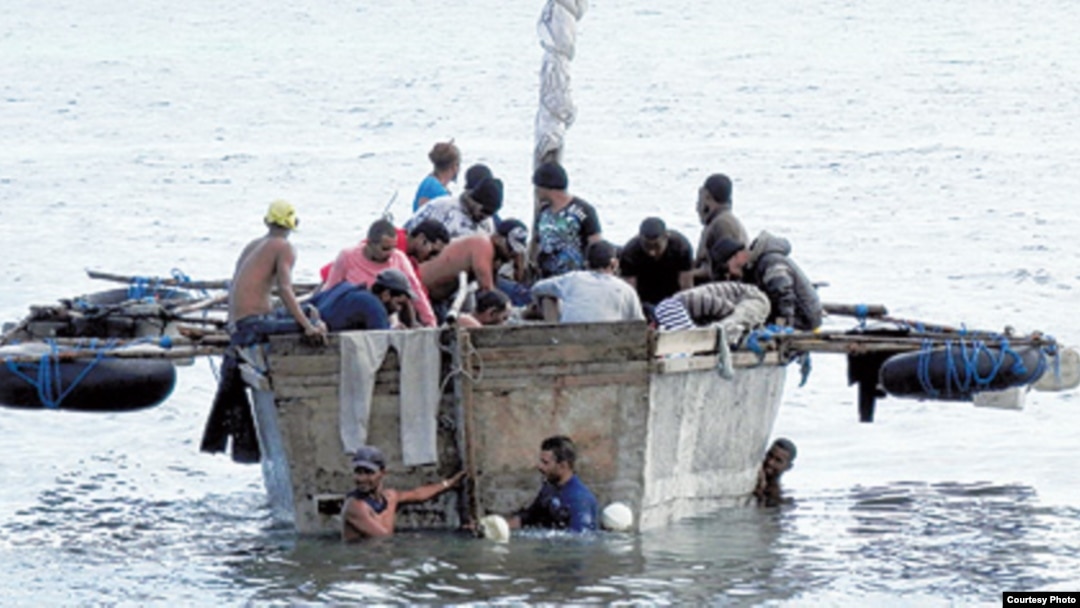 En embarcaciones rústicas como esta los cubanos se hacen a la mar esperando llegar a EEUU con escalas en Islas Caimán y Centroamérica.