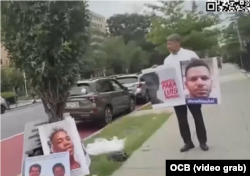 John Suárez, del Center for a Free Cuba, se manifestó frente a la Embajada del régimen en Washington, D.C.