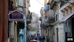 Vista de un anuncio de una casas de alquiler para turistas en un edificio de La Habana.