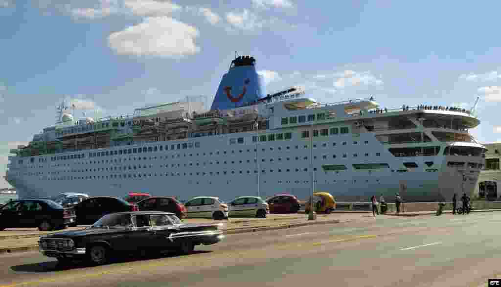 HAB02. LA HABANA (CUBA), 05/01/11.- Un viejo auto circula por el malecón cerca del crucero inglés Thomson Dream, hoy miércoles 5 de enero de 2011, en La Habana (Cuba). El Thomson Dream, uno de los cruceros más grandes que ha llegado a Cuba en los últimos 