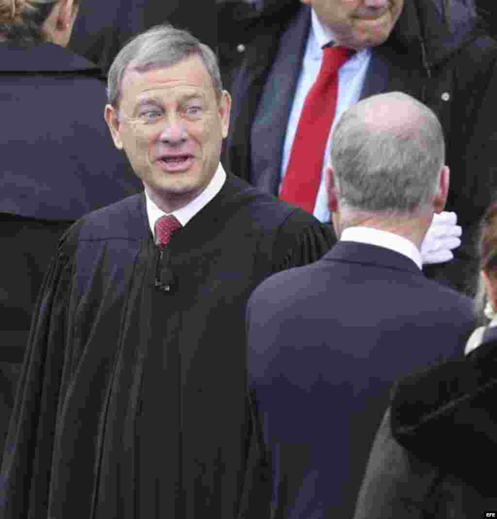 El presidente del Tribunal Supremo, John G. Roberts, llega al Capitolio para asistir a la ceremonia de investidura de Donald J. Trump.