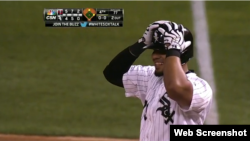 José Abreu sonríe tras llegar a 21 juegos seguidos bateando de hit.