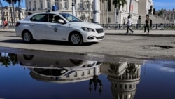 FOTO ARCHIVO. Un carro patrullero custodia los alrededores del Capitolio en La Habana, el escenario de la protesta en solitario de Ariel Limias Leiva.